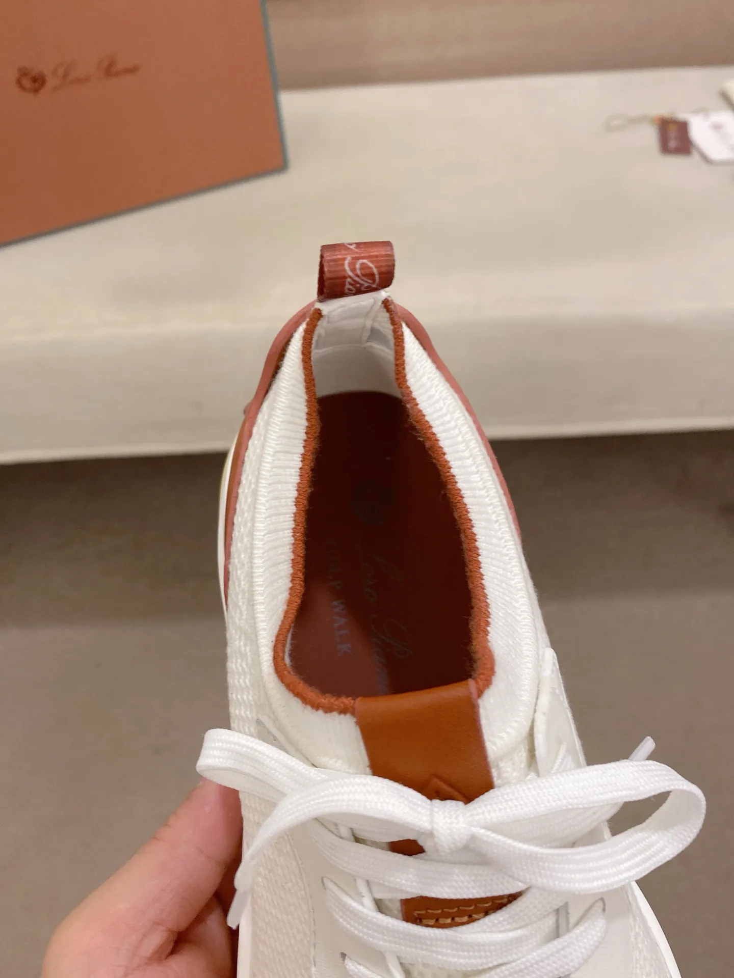 Men's shoes💰: 540💰🔥𝐥𝐨𝐫𝐨 𝐏𝐢𝐚𝐧𝐚 lp classic loafers, an Italian treasure brand, the only brand that can match Hermès! Only after wearing it do we realize that we can’t live up to our feet. The upper is made of imported first-layer cowhide with breathable fly-knit fabric, water-dyed cowhide foot pads, and the official original glass rubber outsole and pendant. Exclusive original packaging (tag ➕ brand paper ➕ outer box ➕ hand bag) code number: 38-44. Can be customized 45-46